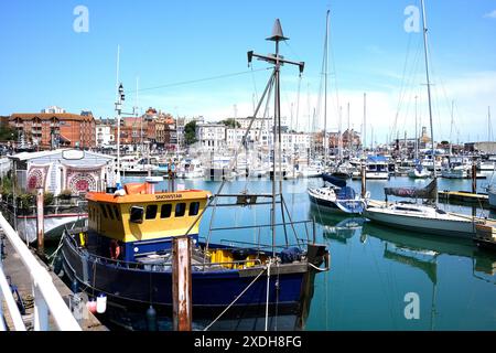 barche ormeggiate nel porticciolo reale, ramsgate town, east kent, regno unito giugno 2024 Foto Stock