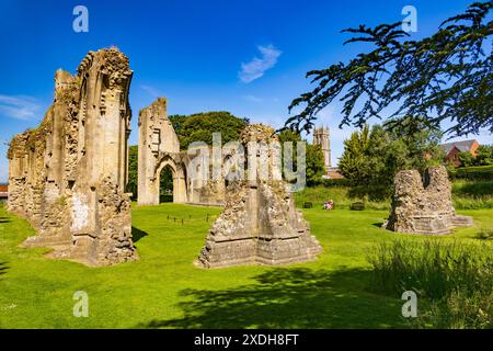 Le rovine dell'abbazia di Glastonbury risalgono all'VIII secolo e sono ora un monumento antico programmato, Somerset, Inghilterra, Regno Unito Foto Stock