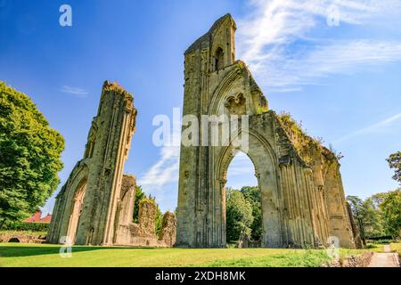 Le rovine dell'abbazia di Glastonbury risalgono all'VIII secolo e sono ora un monumento antico programmato, Somerset, Inghilterra, Regno Unito Foto Stock