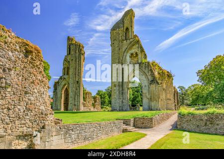 Le rovine dell'abbazia di Glastonbury risalgono all'VIII secolo e sono ora un monumento antico programmato, Somerset, Inghilterra, Regno Unito Foto Stock