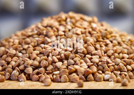 Pile di grano saraceno crudo. Grano saraceno in abbondanza, perfetto per temi culinari e di salute. Foto Stock