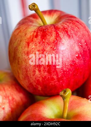 Succosa consistenza di mele. Mele rosse vivaci con particolare attenzione alla texture della pelle. Foto Stock