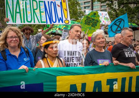 Londra / Regno Unito - 22 giugno 2024: Nemonte Nenquimo, Chris Packham, Emma Thomson, Dave Vince al Restore Nature Now March for Environmental Protection. Le organizzazioni presenti includevano RSPB, WWF, National Trust, Extinction Rebellion e altri. Foto Stock