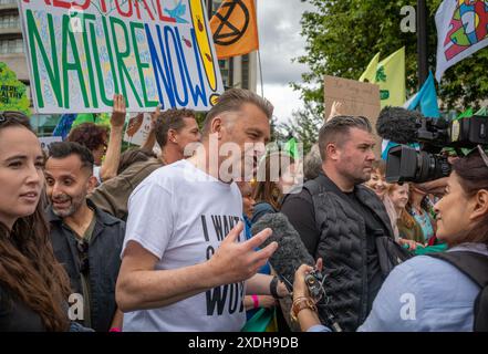 Londra / Regno Unito - 22 giugno 2024: Attivista ambientale, naturalista e celebrità Chris Packham al Restore Nature Now march for Environmental Protection. Le organizzazioni presenti includevano RSPB, WWF, National Trust, Extinction Rebellion e altri. Foto Stock