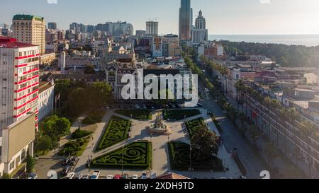 Quartiere Dzveli a Batumi da una vista a volo d'uccello (alto angelo). Strade della vecchia Batumi dall'alto. In viaggio per la Georgia. Sfondo di Batumi in Sum Foto Stock