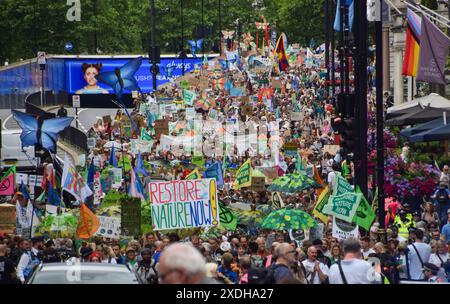 Londra, Regno Unito. 22 giugno 2024. I manifestanti passano da Green Park durante la marcia Restore Nature Now. Decine di migliaia di persone e numerosi gruppi di natura e fauna selvatica hanno marciato nel centro di Londra, chiedendo al governo di fare di più per ripristinare e proteggere la natura. Crediti: Vuk Valcic/Alamy Live News Foto Stock