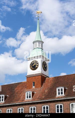 Il tetto e la torre dell'orologio della corte della regina Elisabetta II di grado II, parte degli uffici dell'Hampshire County Council. Upper High Street, Winchester Foto Stock