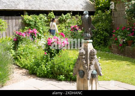 Fontana nel giardino della Regina Eleonora - una replica di un giardino ornamentale del XIII secolo 'herber', con un visitatore alle spalle. Winchester Great Hall, Regno Unito Foto Stock