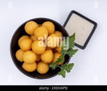 Crocchette di patate, purè di patate palle impanate e fritte. Sfondo scuro. Vista dall'alto. Foto Stock