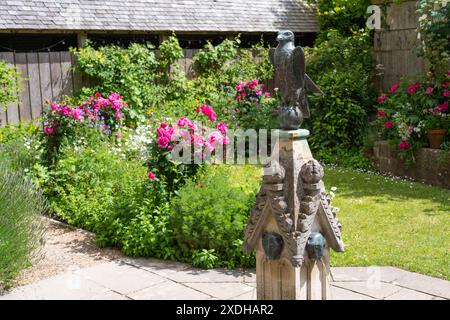 Fontana nel giardino della Regina Eleonora - una replica di un giardino ornamentale 'herber' del XIII secolo, Winchester Great Hall, Regno Unito Foto Stock