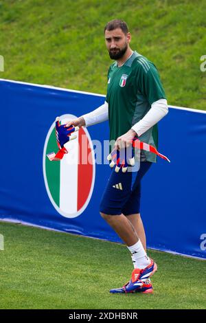 Hemberg-Stadion, Germania. 23 giugno 2024. Gianluigi Donnarumma d'Italia guarda durante l'allenamento dell'Italia alla vigilia della partita di calcio a gironi di UEFA EURO 2024 contro la Croazia. Crediti: Nicolò campo/Alamy Live News Foto Stock