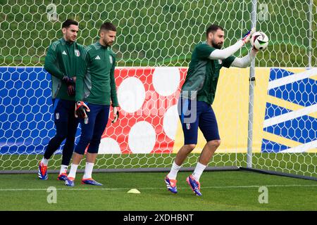 Hemberg-Stadion, Germania. 23 giugno 2024. Gianluigi Donnarumma, Guglielmo Vicario e Alex Meret in azione durante l'allenamento italiano alla vigilia della partita di calcio a gironi di UEFA EURO 2024 contro la Croazia. Crediti: Nicolò campo/Alamy Live News Foto Stock