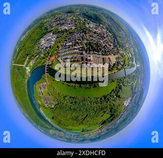 Vista aerea, vista sulla città, zona residenziale Herdecke, fiume Ruhr e Ruhraue, quartiere Ruhr-Aue, viadotto della Ruhr e Harkortsee, dietro la centrale elettrica Cuno W Foto Stock