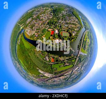 Vista aerea, vista sulla città, zona residenziale Herdecke, fiume Ruhr e Ruhraue, quartiere Ruhr-Aue, stadio sportivo e centro ricreativo Bleichstein, Realschule Foto Stock