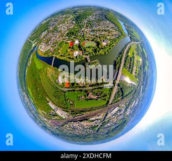 Vista aerea, vista sulla città, zona residenziale Herdecke, fiume Ruhr e Ruhraue, quartiere Ruhr-Aue, stadio sportivo e centro ricreativo Bleichstein, Realschule Foto Stock