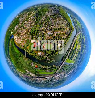 Vista aerea, vista sulla città, zona residenziale Herdecke, fiume Ruhr e Ruhraue, quartiere Ruhr-Aue, stadio sportivo e centro ricreativo Bleichstein, Realschule Foto Stock