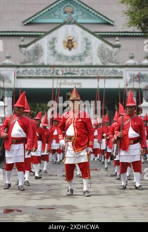 I soldati del Palazzo Yogyakarta marciano nella tradizione Grebeg Besar per commemorare l'Eid al-Adha 1435 Hijri Foto Stock