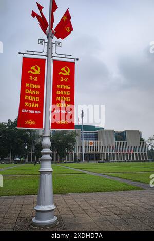 Hanoi, Vietnam - 29 gennaio 2024: Bandiere che sventolano in piazza Ba Dinh davanti alle festività del capodanno della Tet Lunar, Vietnam Foto Stock