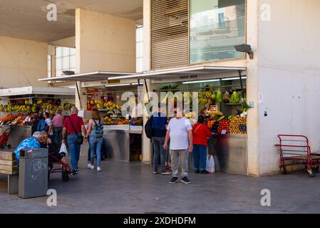 I clienti acquistano frutta fresca in un mercato di Cadice, Spagna Foto Stock