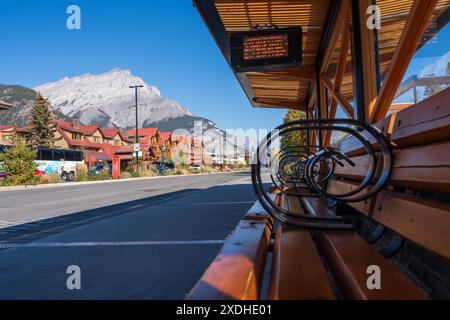 Banff High School Transit Hub. Fermata dell'autobus su Banff Avenue. Alberta, Canada. Foto Stock