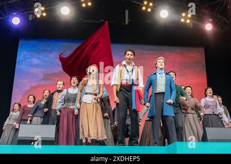 Il cast di Les Miserables London in costume esibendosi al West End Live il West End Live riunisce tutti i musical Theare su un unico palco per un fine settimana. Sabato 22 giugno 2024 Musical includevano Wicked, Phantom of the Opera, Frozen, A Chorus Line, Operation Mincemeat, Babies the Musical, Mean Girls, Moulin Rouge, Cabaret, The Book of Mormon, Sister Act, Hamilton, Les Miserables e Emerald Storm. I presentatori della giornata erano Mazz Murray Hannah Lowther e Bradly Jaden. La folla ha rimesso in sesto Trafalagr Square. (Foto di Bonnie Britain/SOPA Images/Sipa USA) Foto Stock