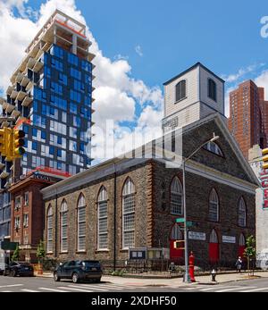 NYC Chinatown: La prima chiesa presbiteriana cinese è l'ex chiesa riformata del Nord, un punto di riferimento di New York costruito nel 1819 a Manhattan Schist. Foto Stock