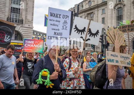 Londra / Regno Unito - 22 giugno 2024: Attivisti protestano al Restore Nature Now march per la protezione ambientale. 350 organizzazioni tra cui RSPB, WWF, National Trust, Extinction Rebellion e altre si unirono per la marcia. Foto Stock