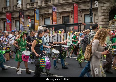 Londra / Regno Unito - 22 giugno 2024: Le persone suonano la batteria al Restore Nature Now march for Environmental Protections. Organizzazioni come RSPB, WWF, National Trust, Extinction Rebellion e altre si unirono per la marcia. Foto Stock