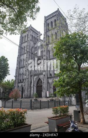 Hanoi, Vietnam - 7 febbraio 2024: Esterno della Cattedrale di San Giuseppe, ad Hanoi, Vietnam Foto Stock