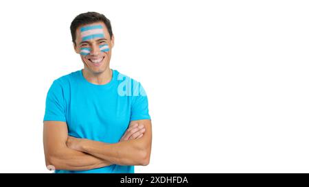 Uomo in piedi con la bandiera argentina dipinta sul viso sorridente Foto Stock