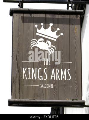 Tradizionale cartello da pub appeso al Kings Arms - Public House - Fore Street, Salcombe, Devon, Inghilterra, Regno Unito - edificio storico classificato di grado II. Foto Stock