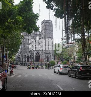 Hanoi, Vietnam - 7 febbraio 2024: Esterno della Cattedrale di San Giuseppe, ad Hanoi, Vietnam Foto Stock