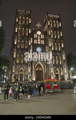 Hanoi, Vietnam - 7 febbraio 2024: Vista serale della Cattedrale di San Giuseppe, ad Hanoi, Vietnam Foto Stock