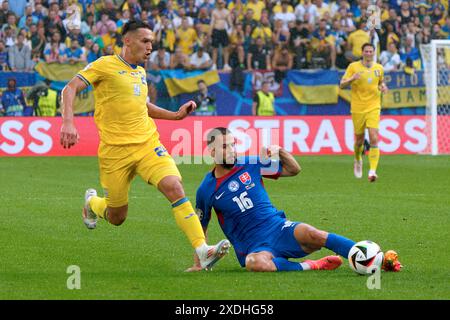 David Hancko della Slovacchia in azione contro Oleksandr Tymchyk durante UEFA Euro 2024 - Slovacchia vs Ucraina, UEFA European Football Championship a Dusseldorf, Germania, 21 giugno 2024 Foto Stock