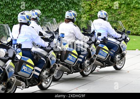 Berlino, Germania 23. Juni 2024: Begrüßung des Präsidenten der Republik Argentinien - 23.06.2024 Im Bild: Motorradeskorte der Berliner Polizei bei der Vorfahrt *** Berlino, Germania 23 giugno 2024 porgere il benvenuto al Presidente della Repubblica Argentina 23 06 2024 nella foto scorta motociclistica della polizia di Berlino a destra di cammino Copyright: xFotostandx/xReuhlx Foto Stock