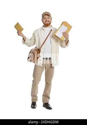 Felice giovane postino con borsa marrone che consegna lettere su sfondo bianco Foto Stock