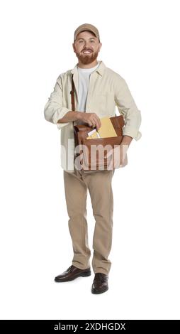 Felice giovane postino con borsa marrone che consegna lettere su sfondo bianco Foto Stock