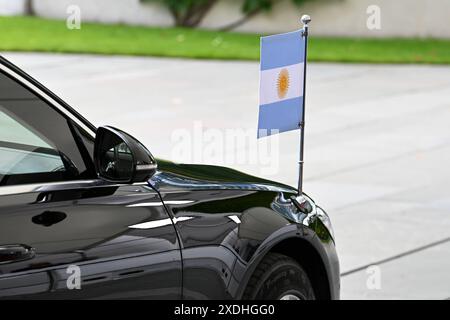 Berlino, Germania 23. Juni 2024: Begrüßung des Präsidenten der Republik Argentinien - 23.06.2024 Im Bild: Stander der Limousine von Javier Milei, Präsident Argentiniens *** Berlino, Germania 23 giugno 2024 saluto del Presidente della Repubblica Argentina 23 giugno 2024 nella foto Copyright: XFotostandx/xReuhlx Foto Stock