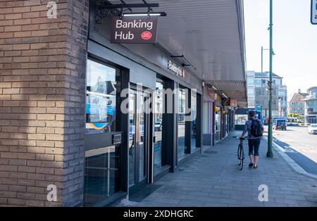 Shoreham-by-SEA Banking Hub e ufficio postale in High Street, Sussex, Inghilterra Regno Unito Foto Stock