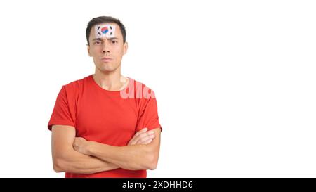 Uomo dignitoso e serio con bandiera sudcoreana dipinta sul viso Foto Stock