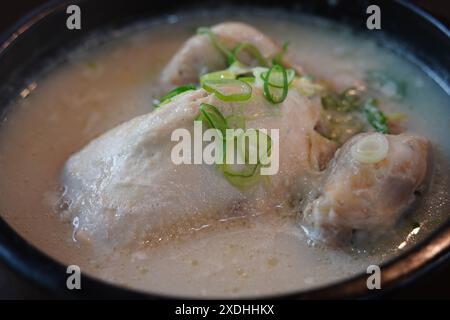 Samgyetang è un piatto di pollo coreano e un cibo salutare estivo rappresentativo. Foto Stock