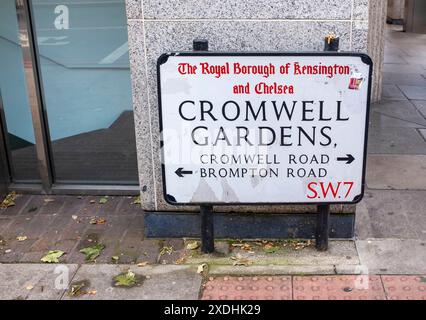 Cromwell Road nel Royal Borough di Kensington & Chelsea Londra, Inghilterra, Regno Unito Foto Stock