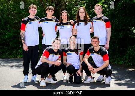 23 giugno 2024, Assia, Rüsselsheim: Ginnastica: Nomination Olympic Gymnastics 2024, Rüsselsheim. Pascal Brendel (l-r), Timo Eder, Andreas Toba, Pauline Schäfer-Betz, Helen Kevric, Sarah Voss, Lukas Dauser e Nils Dunkel stanno insieme in una foto dopo la nomina. Foto: Tom Weller/dpa Foto Stock