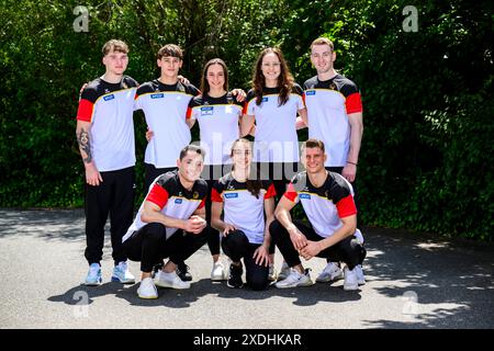 23 giugno 2024, Assia, Rüsselsheim: Ginnastica: Nomination Olympic Gymnastics 2024, Rüsselsheim. Pascal Brendel (l-r), Timo Eder, Andreas Toba, Pauline Schäfer-Betz, Helen Kevric, Sarah Voss, Lukas Dauser e Nils Dunkel stanno insieme in una foto dopo la nomina. Foto: Tom Weller/dpa Foto Stock