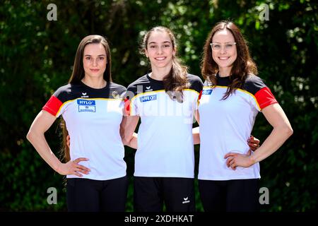 23 giugno 2024, Assia, Rüsselsheim: Ginnastica: Nomination Olympic Gymnastics 2024, Rüsselsheim. Pauline Schäfer-Betz (l-r), Helen Kevric e Sarah Voss stanno insieme in una foto dopo essere state nominate per le Olimpiadi. Foto: Tom Weller/dpa Foto Stock