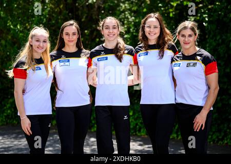 23 giugno 2024, Assia, Rüsselsheim: Ginnastica: Nomination Olympic Gymnastics 2024, Rüsselsheim. Pauline Schäfer-Betz (2° da sinistra), Helen Kevric (M) e Sarah Voss (2° da destra) si trovano insieme in una foto con le ginnaste sostitutive Karina Schönmaier (l) e Elisabeth Seitz (r) dopo essere stata nominata per le Olimpiadi. Foto: Tom Weller/dpa Foto Stock