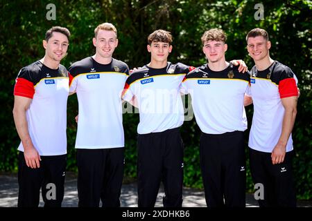 23 giugno 2024, Assia, Rüsselsheim: Ginnastica: Nomination Olympic Gymnastics 2024, Rüsselsheim. Andreas Toba (l-r), Nils Dunkel, Timo Eder, Pascal Brendel e Lukas Dauser stanno insieme in una foto dopo essere stati nominati per le Olimpiadi. Foto: Tom Weller/dpa Foto Stock