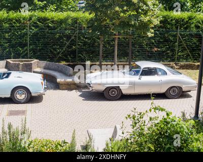 Castellarquato, Italia - 22 giugno 2024 evento bandiera Argento , alfa romeo giulietta sz e un ragno bianco romeo giulietta giulietta giulietta sono parcheggiati su ciottoli Foto Stock