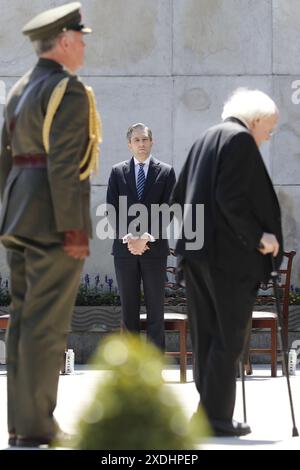 Il Taoiseach Simon Harris (centro) osserva il presidente irlandese Michael D Higgins mentre posa una corona durante una cerimonia di commemorazione di Stardust al Garden of Remembrance di Dublino, in onore delle vittime, dei sopravvissuti e di coloro che sono stati colpiti dall'incendio di Stardust a Dublino. Data foto: Domenica 23 giugno 2024. Foto Stock