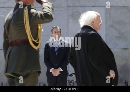 Il Taoiseach Simon Harris (centro) osserva il presidente irlandese Michael D Higgins mentre posa una corona durante una cerimonia di commemorazione di Stardust al Garden of Remembrance di Dublino, in onore delle vittime, dei sopravvissuti e di coloro che sono stati colpiti dall'incendio di Stardust a Dublino. Data foto: Domenica 23 giugno 2024. Foto Stock